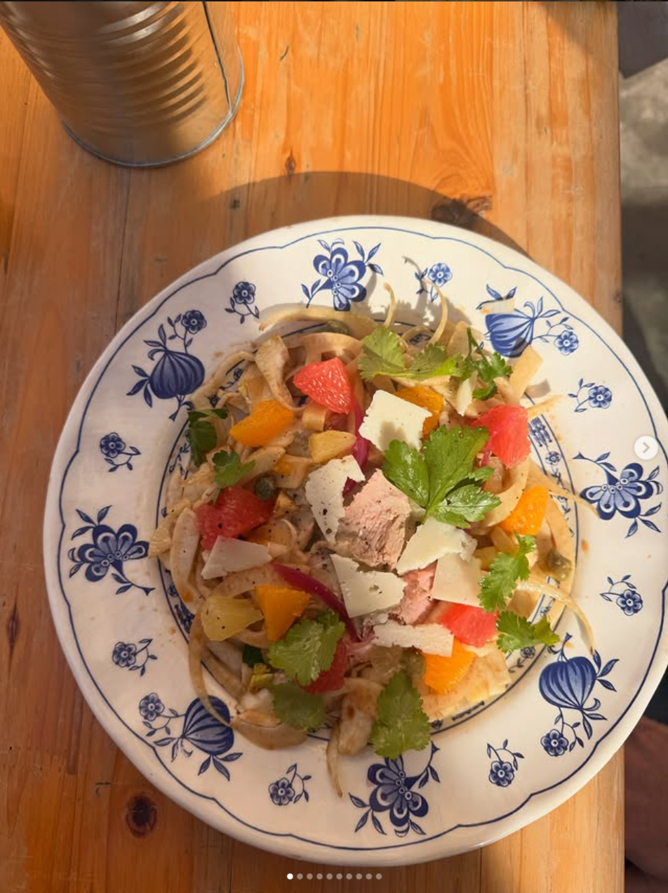 Salade d'agrumes et fenouil sur assiette bleue