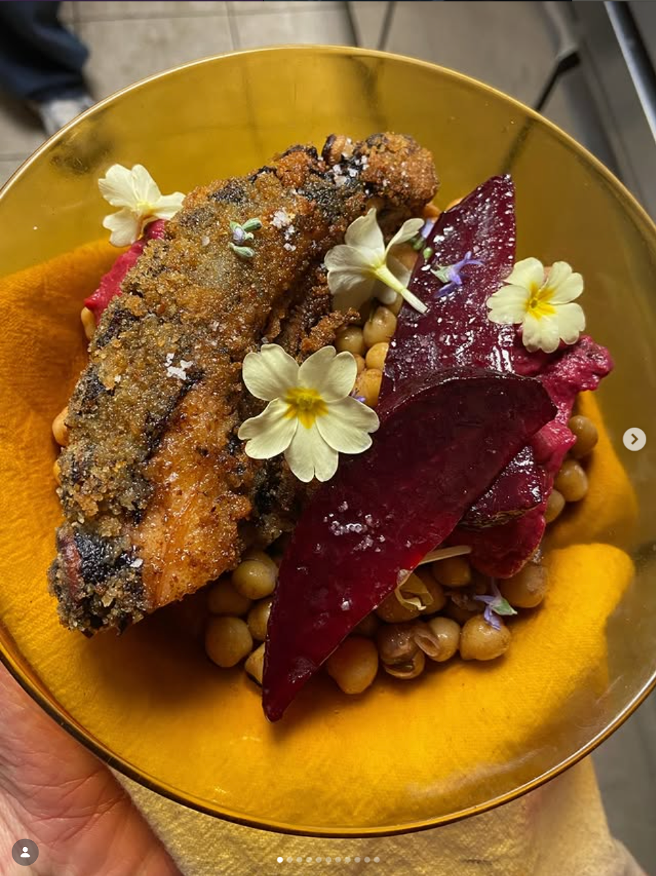Filet pané, betteraves et fleurs comestibles