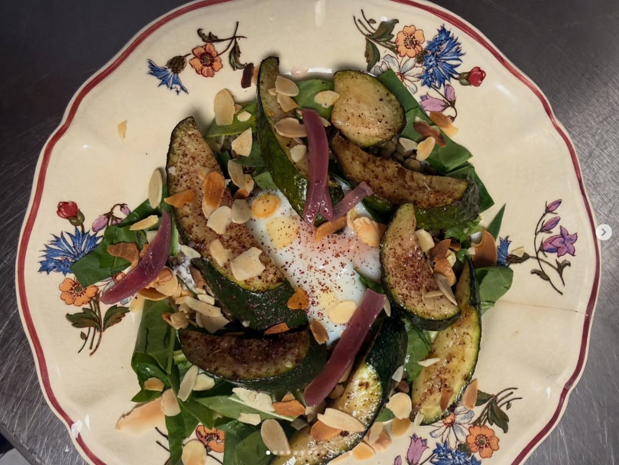Salade de courgettes et œuf poché sur assiette fleurie